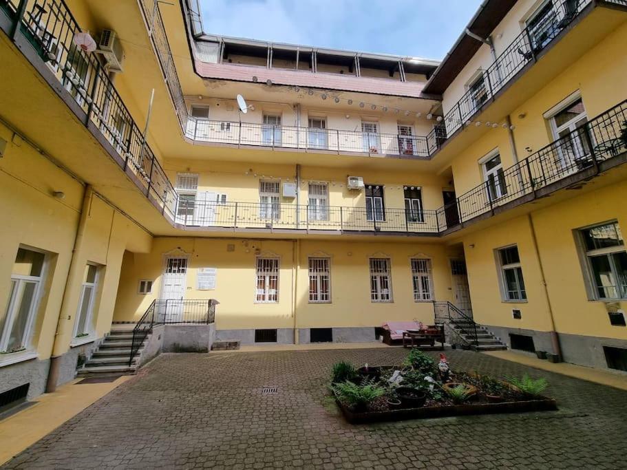Vintage Apartman In City Center Mişcolţ Exterior foto