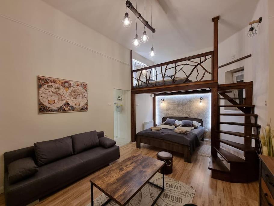 Vintage Apartman In City Center Mişcolţ Exterior foto
