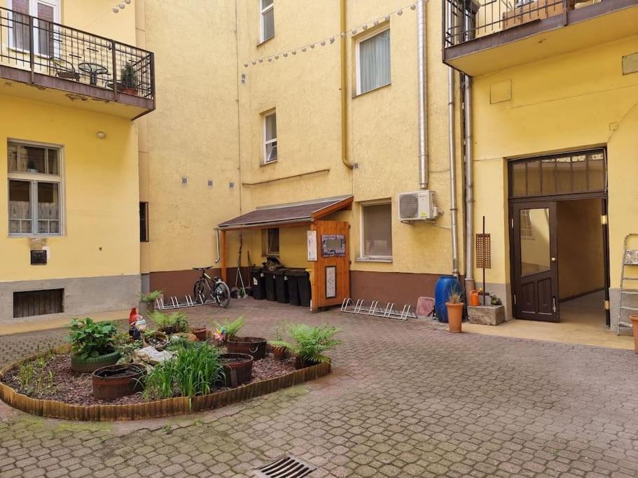 Vintage Apartman In City Center Mişcolţ Exterior foto